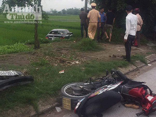 "Xế hộp" lao thẳng vào xe máy đi ngược chiều khiến cô gái trẻ văng xa 20m ảnh 1 "Xế hộp" lao thẳng vào xe máy đi ngược chiều khiến cô gái trẻ văng xa 20m ảnh 1