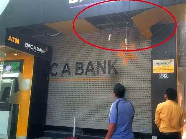 Trèo lên trần sửa cửa cuốn, bảo vệ một ngân hàng bị mắc kẹt, tử vong ảnh 1 Trèo lên trần sửa cửa cuốn, bảo vệ một ngân hàng bị mắc kẹt, tử vong ảnh 1