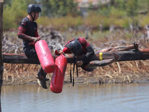 Giai đẹp Cuộc đua kỳ thú "rủ nhau" nhảy xuống đầm nước...tắm bùn ảnh 2 Giai đẹp Cuộc đua kỳ thú "rủ nhau" nhảy xuống đầm nước...tắm bùn ảnh 2