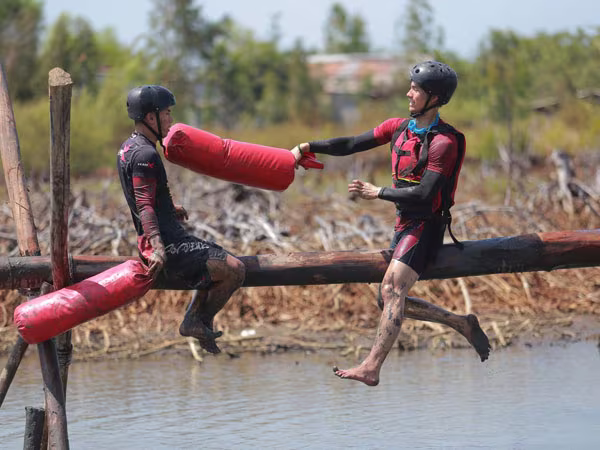 Giai đẹp Cuộc đua kỳ thú "rủ nhau" nhảy xuống đầm nước...tắm bùn ảnh 1 Giai đẹp Cuộc đua kỳ thú "rủ nhau" nhảy xuống đầm nước...tắm bùn ảnh 1