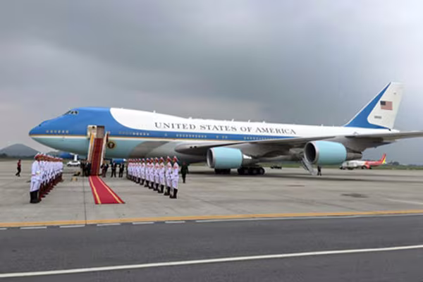 Tổng thống Obama dừng chân trú mưa tại làng Mễ Trì trước khi bay vào TP.HCM ảnh 5 Tổng thống Obama dừng chân trú mưa tại làng Mễ Trì trước khi bay vào TP.HCM ảnh 5