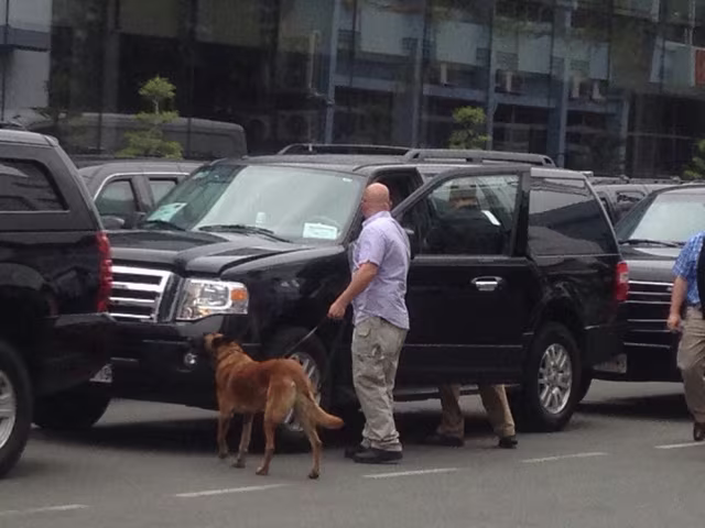 Tổng thống Obama dừng chân trú mưa tại làng Mễ Trì trước khi bay vào TP.HCM ảnh 8 Tổng thống Obama dừng chân trú mưa tại làng Mễ Trì trước khi bay vào TP.HCM ảnh 8