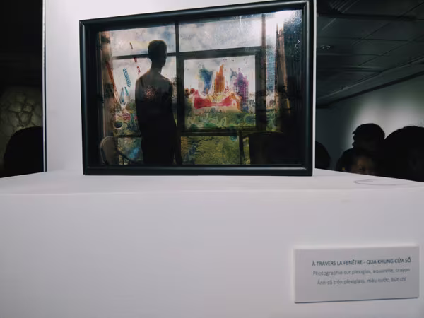 Triển lãm – sắp đặt "Qua": Ám ảnh của họa sĩ tha hương ảnh 13