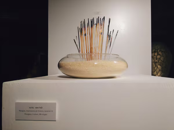 Triển lãm – sắp đặt "Qua": Ám ảnh của họa sĩ tha hương ảnh 4