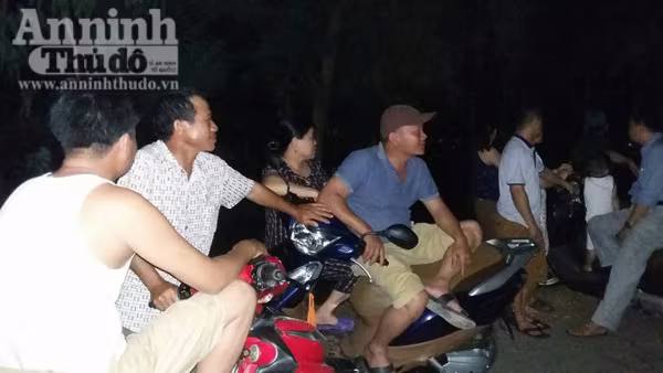 Người dân đổ ra biển, chờ đón thi thể phi công Trần Quang Khải về đất liền ảnh 4 Người dân đổ ra biển, chờ đón thi thể phi công Trần Quang Khải về đất liền ảnh 4