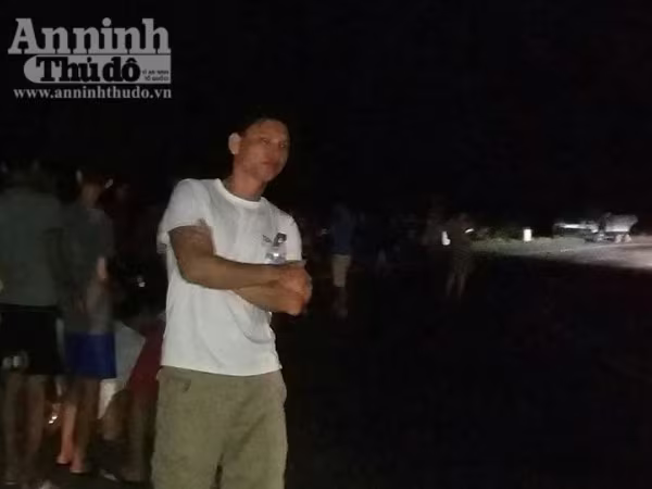 Người dân đổ ra biển, chờ đón thi thể phi công Trần Quang Khải về đất liền ảnh 6 Người dân đổ ra biển, chờ đón thi thể phi công Trần Quang Khải về đất liền ảnh 6