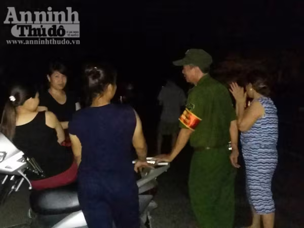 Người dân đổ ra biển, chờ đón thi thể phi công Trần Quang Khải về đất liền ảnh 5 Người dân đổ ra biển, chờ đón thi thể phi công Trần Quang Khải về đất liền ảnh 5