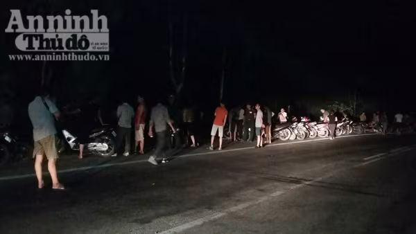 Người dân đổ ra biển, chờ đón thi thể phi công Trần Quang Khải về đất liền ảnh 2 Người dân đổ ra biển, chờ đón thi thể phi công Trần Quang Khải về đất liền ảnh 2