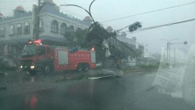 Đài Loan hoang tàn sau khi siêu bão Nepartak quét qua ảnh 2 Đài Loan hoang tàn sau khi siêu bão Nepartak quét qua ảnh 2