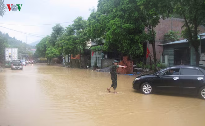 Mưa lũ kinh hoàng, nhiều tuyến đường ở Lào Cai chìm trong biển nước ảnh 8