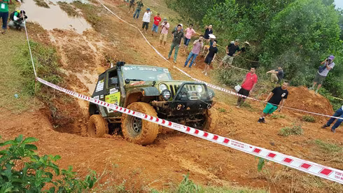 Ngắm loạt xe offroad "cực chất" lăn xả trên đường đua ảnh 8 Ngắm loạt xe offroad "cực chất" lăn xả trên đường đua ảnh 8