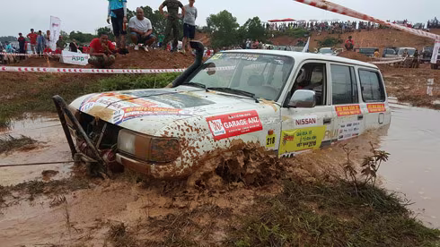 Ngắm loạt xe offroad "cực chất" lăn xả trên đường đua ảnh 16 Ngắm loạt xe offroad "cực chất" lăn xả trên đường đua ảnh 16