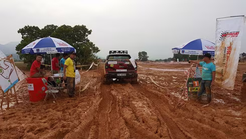 Ngắm loạt xe offroad "cực chất" lăn xả trên đường đua ảnh 4 Ngắm loạt xe offroad "cực chất" lăn xả trên đường đua ảnh 4