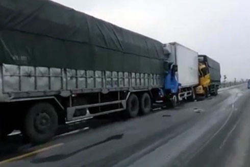 Tai nạn liên hoàn trên quốc lộ 1A, 3 chiếc xe tải dính chặt vào nhau ảnh 1 Tai nạn liên hoàn trên quốc lộ 1A, 3 chiếc xe tải dính chặt vào nhau ảnh 1