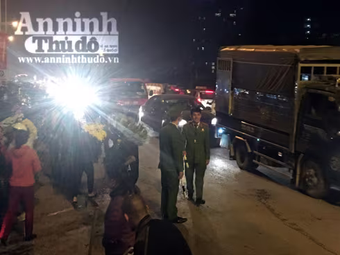 Trắng đêm ở chợ hoa Quảng Bá ngày cận Tết ảnh 12 Trắng đêm ở chợ hoa Quảng Bá ngày cận Tết ảnh 12