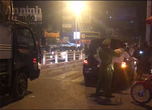 Trắng đêm ở chợ hoa Quảng Bá ngày cận Tết ảnh 11 Trắng đêm ở chợ hoa Quảng Bá ngày cận Tết ảnh 11
