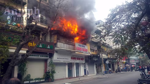 Hà Nội: Cụ bà thiệt mạng trong đám cháy trên phố Bát Đàn ảnh 1 Hà Nội: Cụ bà thiệt mạng trong đám cháy trên phố Bát Đàn ảnh 1