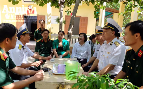 Chân dung những người lính khoác áo blouse trắng ở Trường Sa ảnh 2