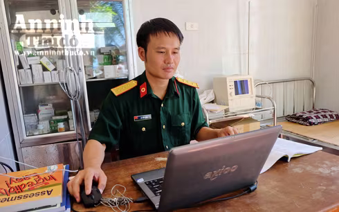 Chân dung những người lính khoác áo blouse trắng ở Trường Sa ảnh 5