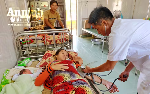 Chân dung những người lính khoác áo blouse trắng ở Trường Sa ảnh 4