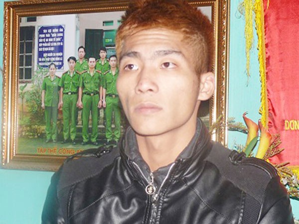 "Ngáo đá", dùng mũ bảo hiểm tấn công công an ảnh 1 "Ngáo đá", dùng mũ bảo hiểm tấn công công an ảnh 1