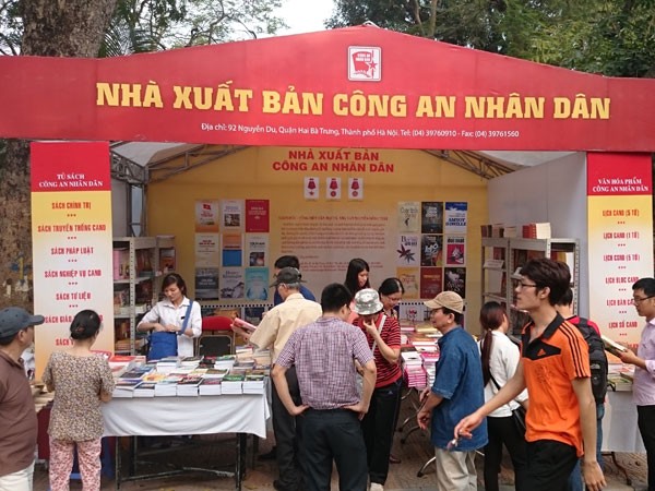 Bạn đọc hiểu hơn về những hy sinh thầm lặng ảnh 2 Bạn đọc hiểu hơn về những hy sinh thầm lặng ảnh 2