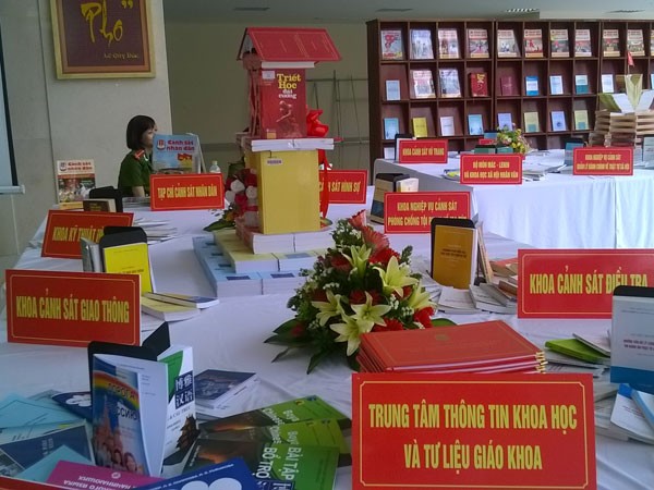 Học viện Cảnh sát nhân dân triển lãm thành tựu và sản phẩm khoa học giáo dục ảnh 1 Học viện Cảnh sát nhân dân triển lãm thành tựu và sản phẩm khoa học giáo dục ảnh 1