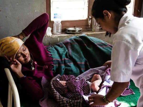 Thai phụ Nepal đào đất đá chui lên để… sinh con ảnh 1 Thai phụ Nepal đào đất đá chui lên để… sinh con ảnh 1