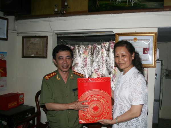 CAQ Ba Đình thăm hỏi, tặng quà thân nhân liệt sỹ ảnh 1 CAQ Ba Đình thăm hỏi, tặng quà thân nhân liệt sỹ ảnh 1