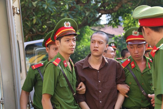 Đang xét xử phúc thẩm vụ thảm sát Bình Phước ảnh 4 Nguyễn Hải Dương đưa mắt tìm người thân đến dự tòa