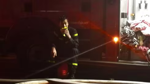 Cháy nhà ở Đê La Thành: Hình ảnh lính cứu hỏa lay động triệu con tim ảnh 2