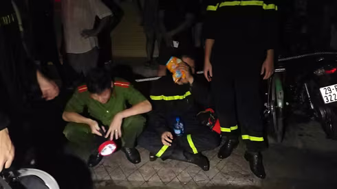 Cháy nhà ở Đê La Thành: Hình ảnh lính cứu hỏa lay động triệu con tim ảnh 6