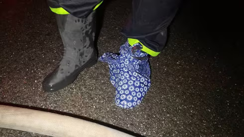 Cháy nhà ở Đê La Thành: Hình ảnh lính cứu hỏa lay động triệu con tim ảnh 8