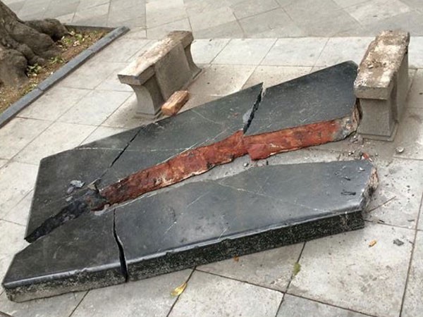 Ghế đá trăm tuổi bên Hồ Gươm vỡ tan tành nhiều mảnh ảnh 1 Ghế đá trăm tuổi bên Hồ Gươm vỡ tan tành nhiều mảnh ảnh 1
