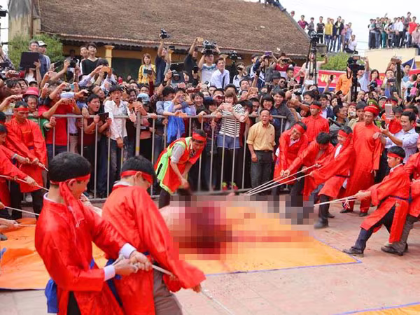 Người dân hò reo khi xem chém lợn ở Ném Thượng ảnh 12