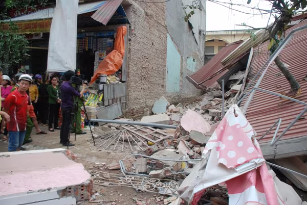 Trong tích tắc, cả ngôi nhà 3 tầng sụp đổ ảnh 1