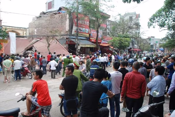 Trong tích tắc, cả ngôi nhà 3 tầng sụp đổ ảnh 2