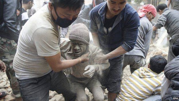 Nepal: 876 người chết trong trận động đất kinh hoàng ảnh 1 Nepal: 876 người chết trong trận động đất kinh hoàng ảnh 1