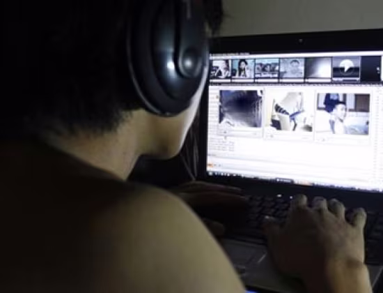 Nhân viên ngân hàng lôi kéo hàng triệu người “lướt” phim “đen” ảnh 1