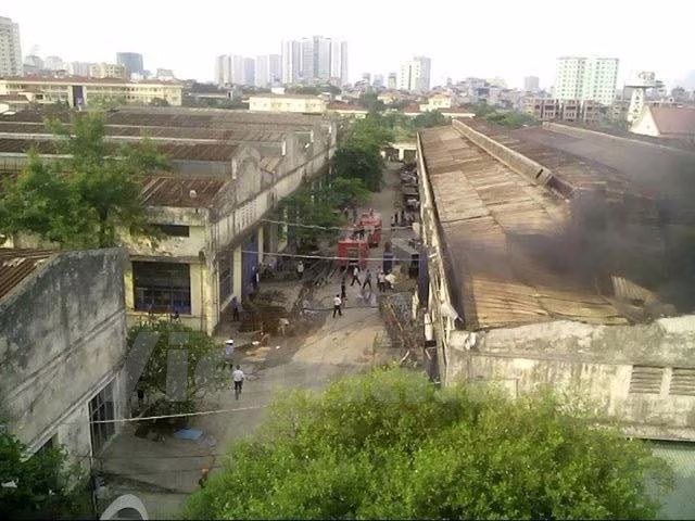 Hà Nội: Cháy lớn tại kho chứa phụ tùng Công ty Ôtô cơ khí Hòa Bình ảnh 4 Hà Nội: Cháy lớn tại kho chứa phụ tùng Công ty Ôtô cơ khí Hòa Bình ảnh 4