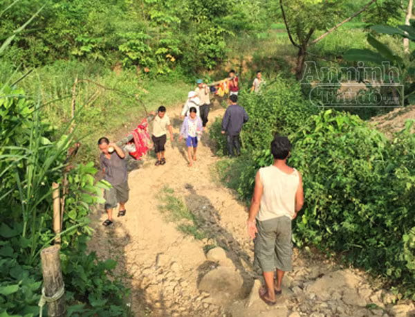 Vụ sát hại 4 người ở Yên Bái: Mẹ của nghi phạm bịt kín mặt tới khâm liệm cho nạn nhân ảnh 2 Vụ sát hại 4 người ở Yên Bái: Mẹ của nghi phạm bịt kín mặt tới khâm liệm cho nạn nhân ảnh 2