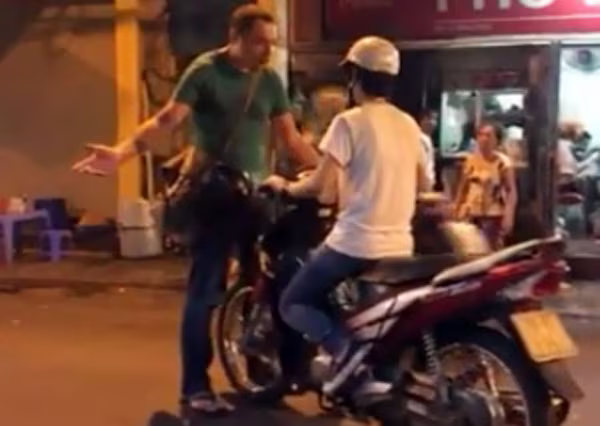 Những vụ "Tây" nổi cáu vì thói đi xe máy cẩu thả ở Hà Nội  ảnh 1 Những vụ "Tây" nổi cáu vì thói đi xe máy cẩu thả ở Hà Nội  ảnh 1