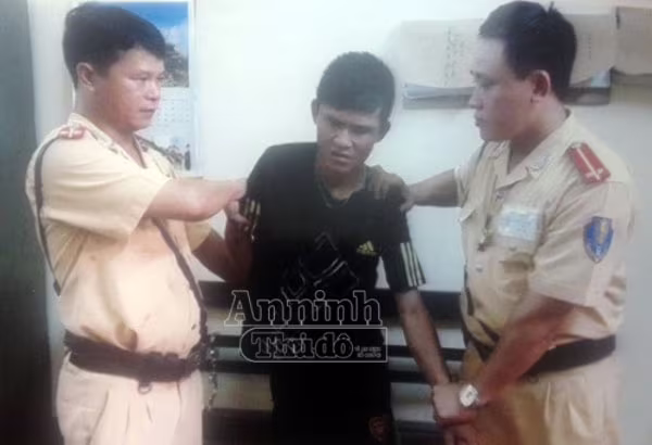 Khua dao lam loạn xạ, tên cướp nhiễm HIV vẫn bị CSGT quật ngã ảnh 1 Khua dao lam loạn xạ, tên cướp nhiễm HIV vẫn bị CSGT quật ngã ảnh 1