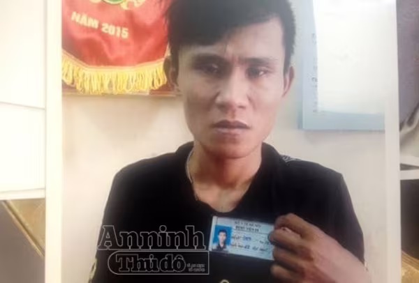 Khua dao lam loạn xạ, tên cướp nhiễm HIV vẫn bị CSGT quật ngã ảnh 2 Khua dao lam loạn xạ, tên cướp nhiễm HIV vẫn bị CSGT quật ngã ảnh 2