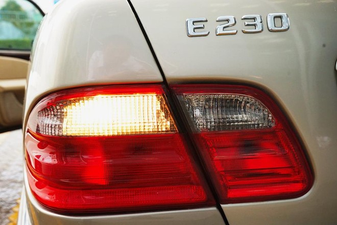 "Soi" chi tiết Mercedes-Benz E230 nội, 19 tuổi, chạy 36 vạn km vẫn "ngon" ảnh 5 "Soi" chi tiết Mercedes-Benz E230 nội, 19 tuổi, chạy 36 vạn km vẫn "ngon" ảnh 5