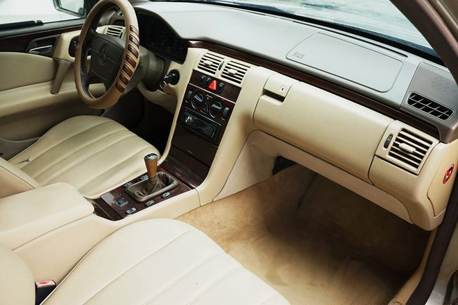 "Soi" chi tiết Mercedes-Benz E230 nội, 19 tuổi, chạy 36 vạn km vẫn "ngon" ảnh 11 "Soi" chi tiết Mercedes-Benz E230 nội, 19 tuổi, chạy 36 vạn km vẫn "ngon" ảnh 11