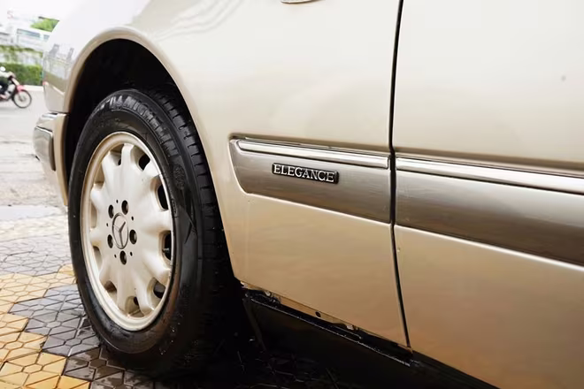 "Soi" chi tiết Mercedes-Benz E230 nội, 19 tuổi, chạy 36 vạn km vẫn "ngon" ảnh 2 "Soi" chi tiết Mercedes-Benz E230 nội, 19 tuổi, chạy 36 vạn km vẫn "ngon" ảnh 2