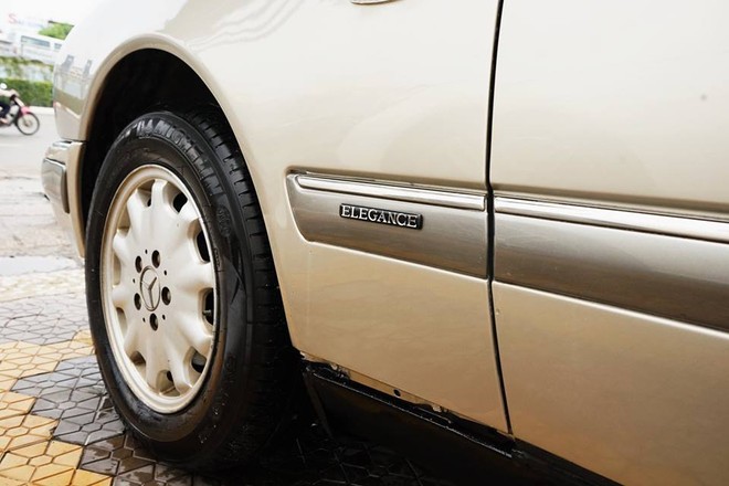 "Soi" chi tiết Mercedes-Benz E230 nội, 19 tuổi, chạy 36 vạn km vẫn "ngon" ảnh 2 "Soi" chi tiết Mercedes-Benz E230 nội, 19 tuổi, chạy 36 vạn km vẫn "ngon" ảnh 2