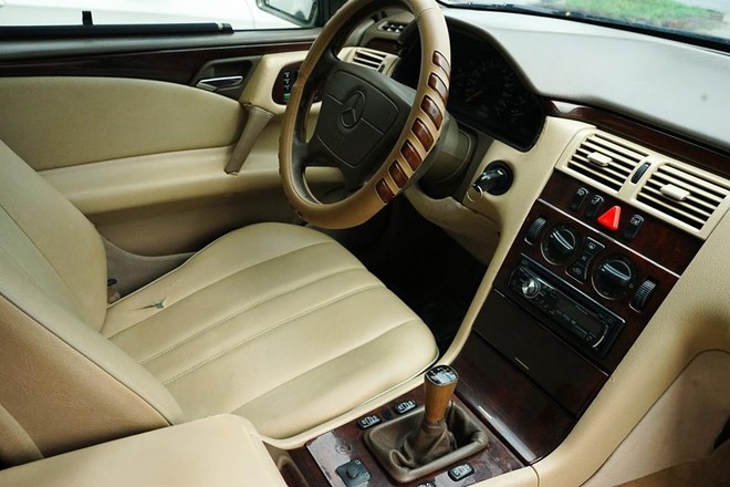 "Soi" chi tiết Mercedes-Benz E230 nội, 19 tuổi, chạy 36 vạn km vẫn "ngon" ảnh 6 "Soi" chi tiết Mercedes-Benz E230 nội, 19 tuổi, chạy 36 vạn km vẫn "ngon" ảnh 6