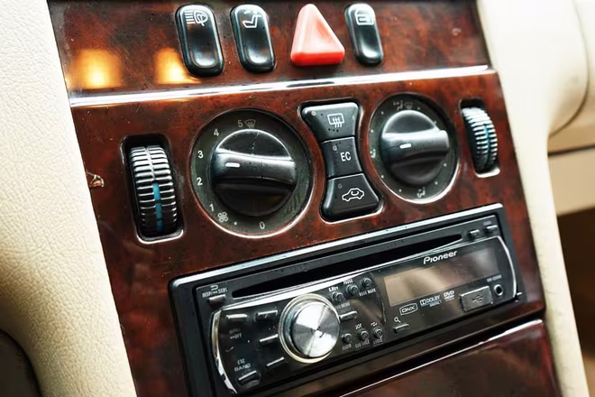 "Soi" chi tiết Mercedes-Benz E230 nội, 19 tuổi, chạy 36 vạn km vẫn "ngon" ảnh 8 "Soi" chi tiết Mercedes-Benz E230 nội, 19 tuổi, chạy 36 vạn km vẫn "ngon" ảnh 8